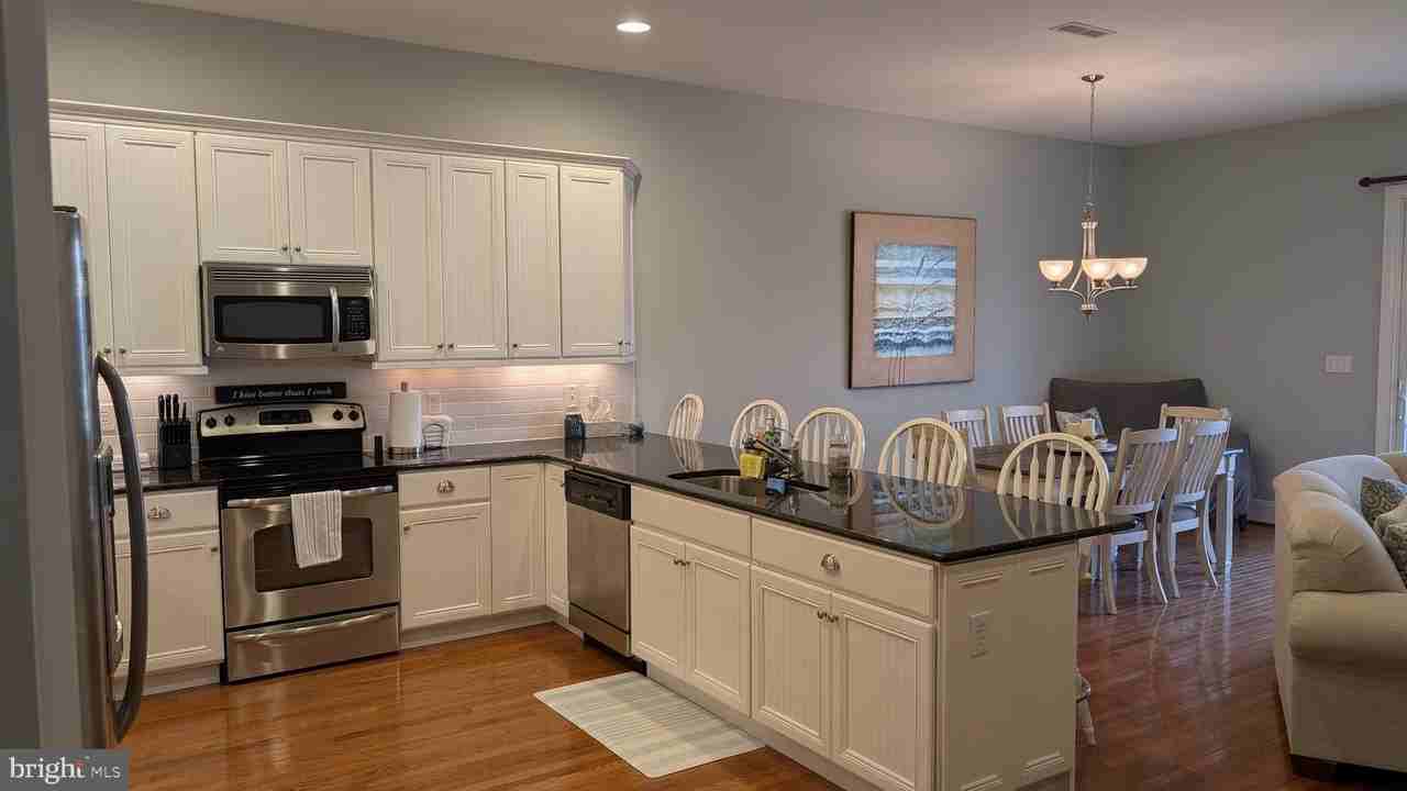 36400 Warwick Dr - Photo 3 of 10