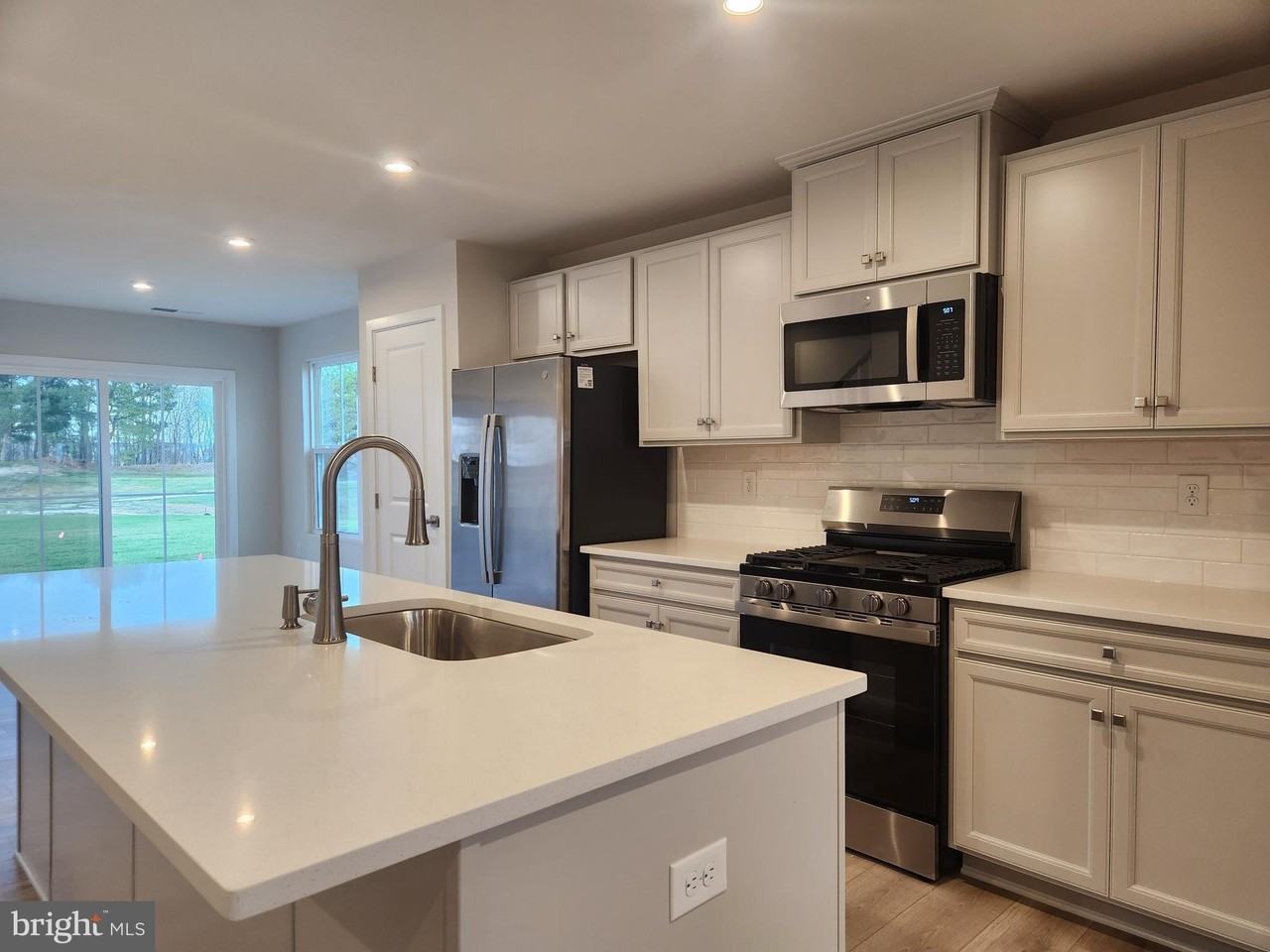 377 Waterside Sq - Photo 5 of 29