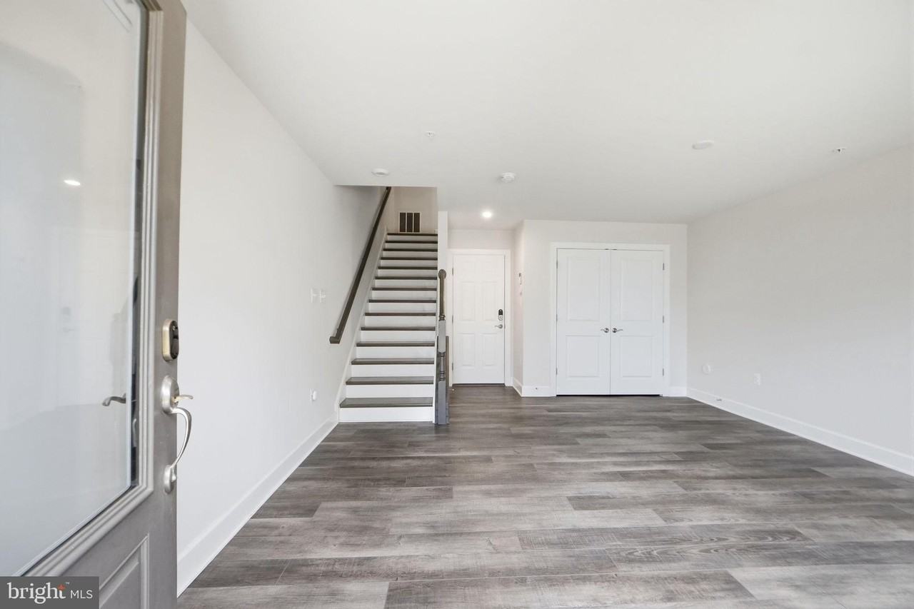 211 Phoenix Dr - Photo 5 of 37