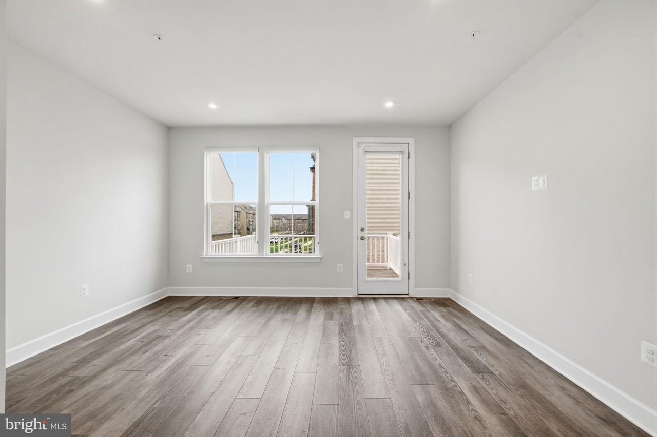 211 Phoenix Dr - Photo 6 of 37