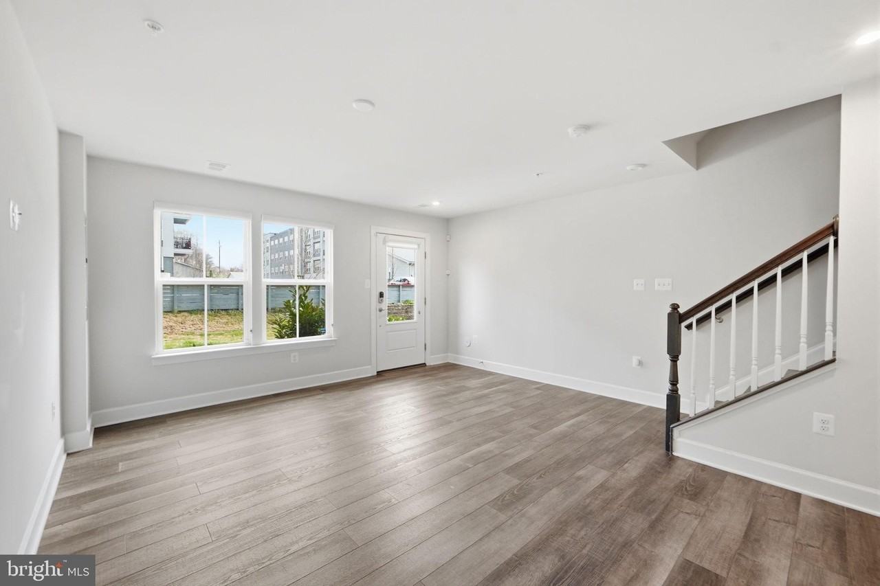 211 Phoenix Dr - Photo 7 of 37