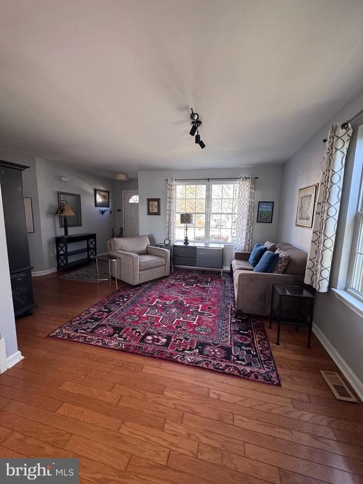 1506 E Mermaid Ln - Photo 3 of 11