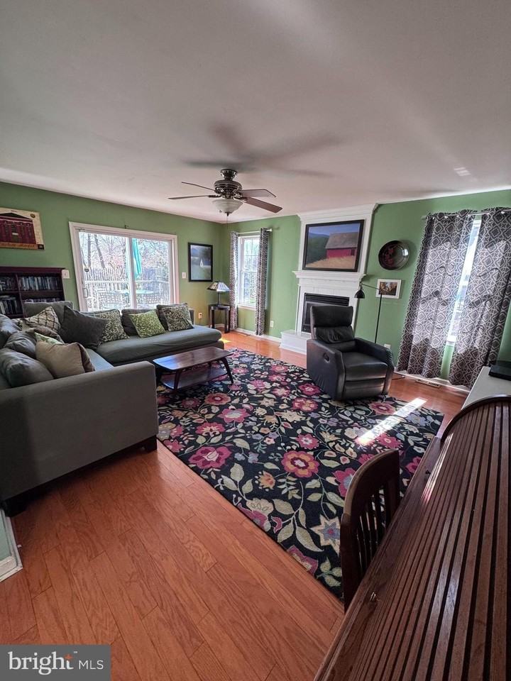 1506 E Mermaid Ln - Photo 4 of 11