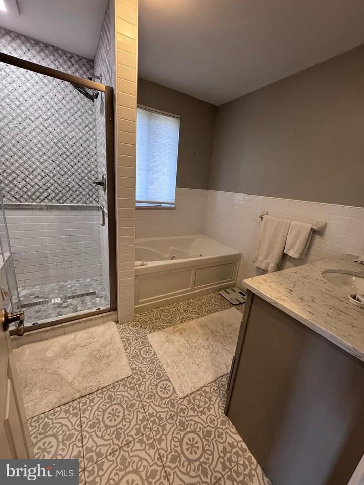 1506 E Mermaid Ln - Photo 6 of 11