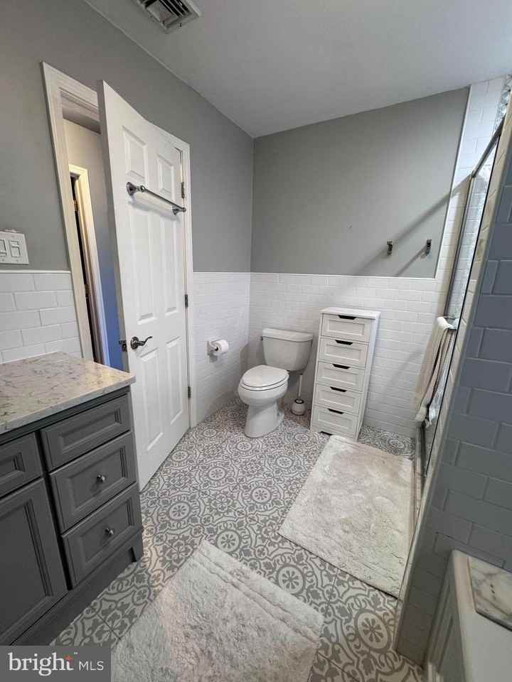 1506 E Mermaid Ln - Photo 7 of 11