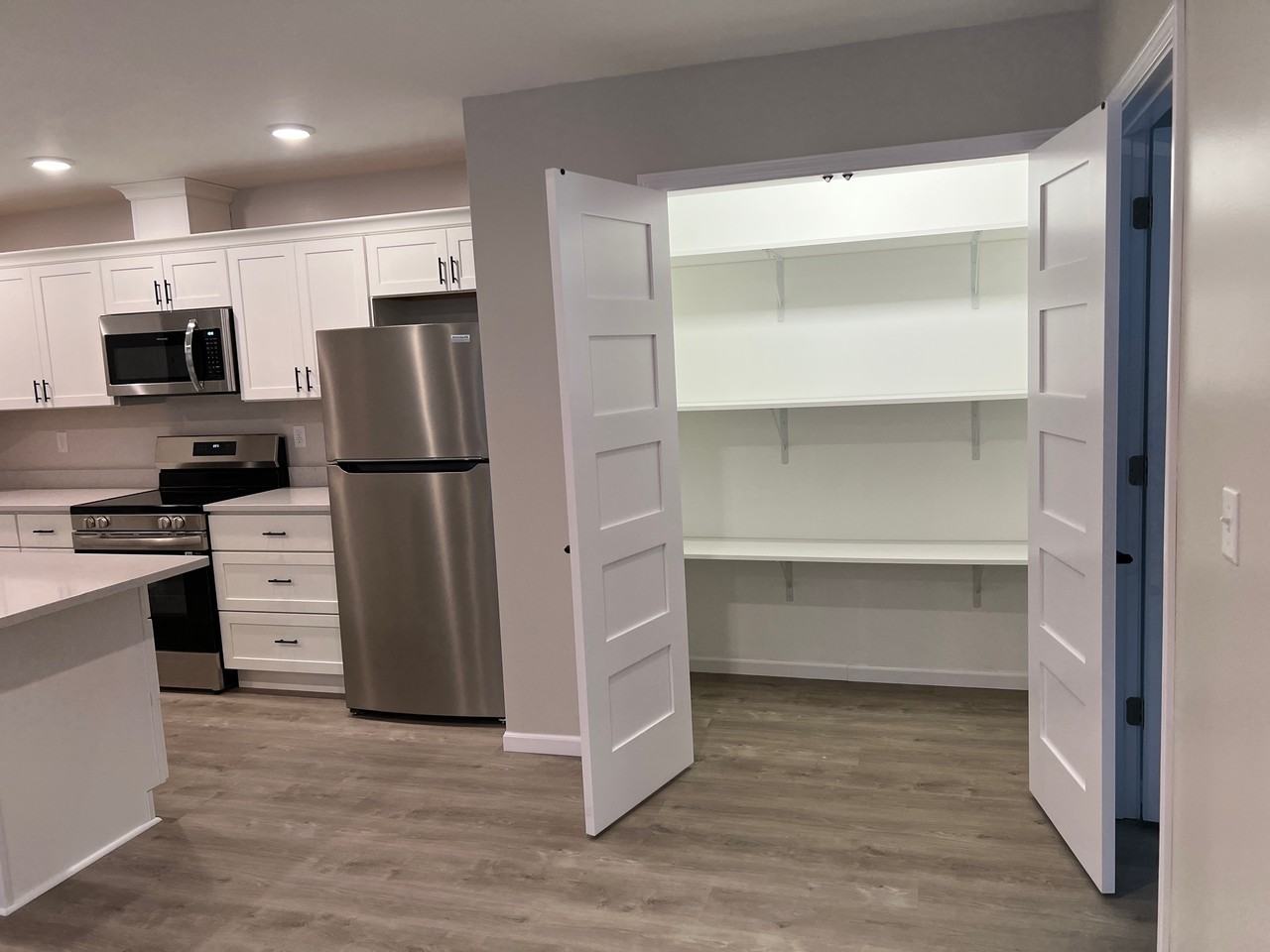 1112 Arctic St - Photo 7 of 8