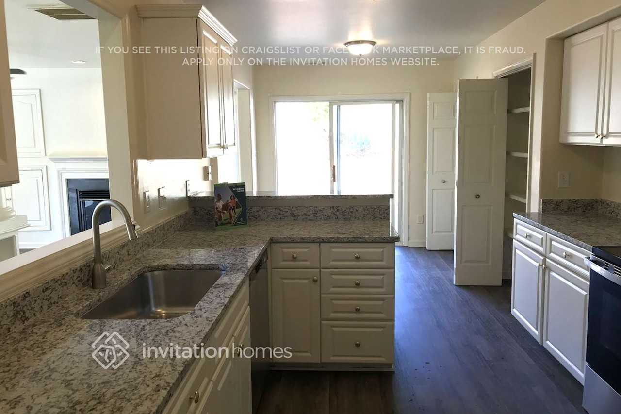 10400 Neland St - Photo 6 of 17