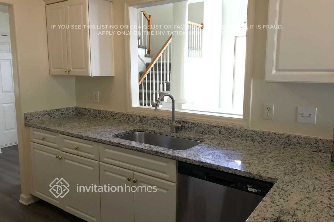 10400 Neland St - Photo 7 of 17