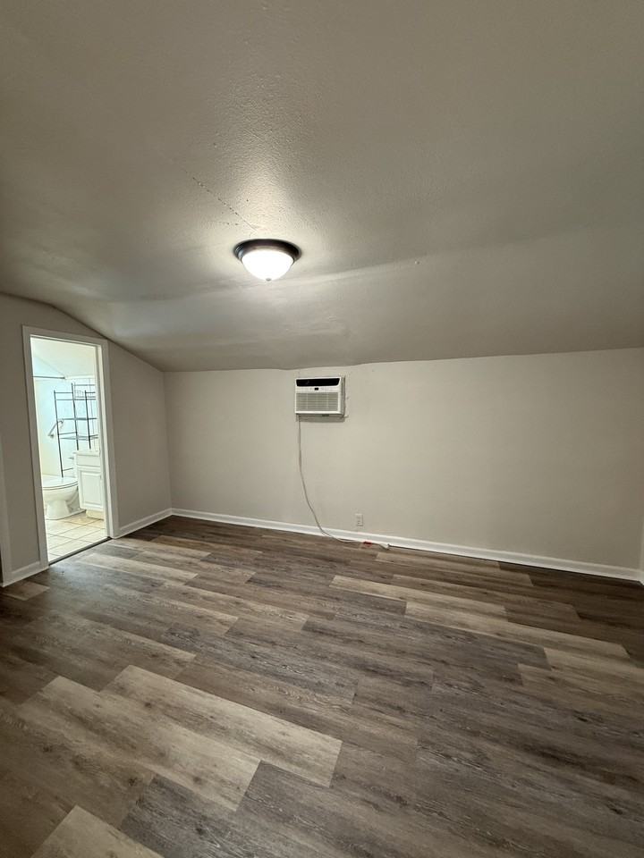 118 4th Ave Nw #1 - Photo 3 of 7