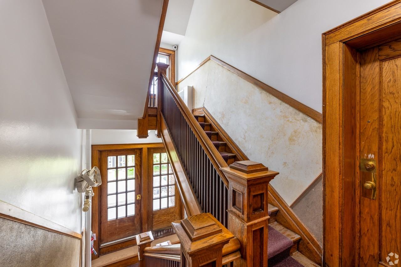 Earl Place - Photo 4 of 17