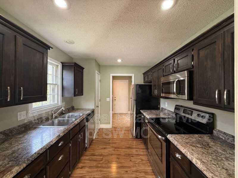 1504 W Whiteside St - Photo 4 of 14