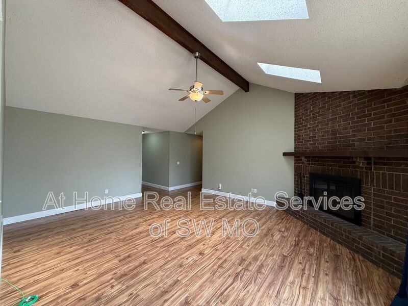 1504 W Whiteside St - Photo 5 of 14