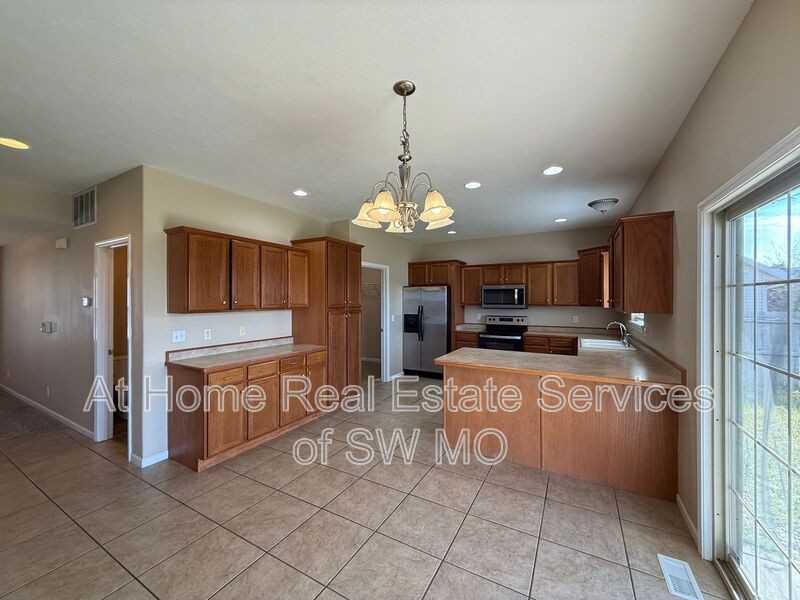 1518 W Maplewood St - Photo 4 of 17