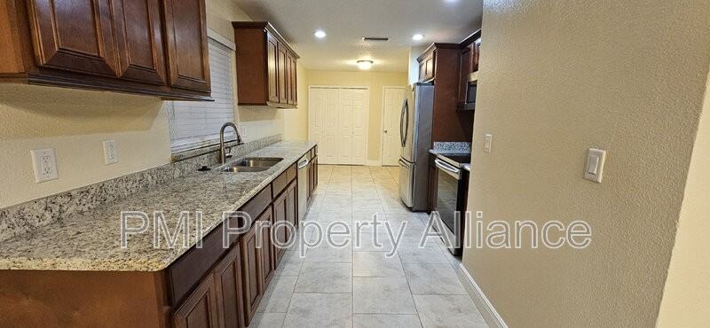 703 Sunbury Dr - Photo 4 of 23