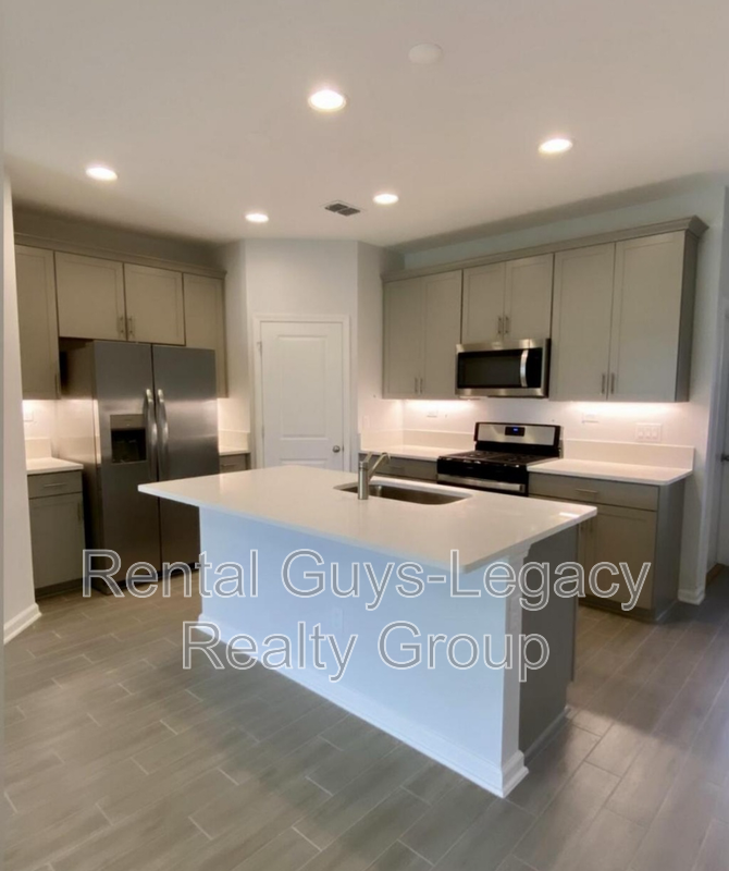 300 Brandon Lakes Dr - Photo 2 of 2