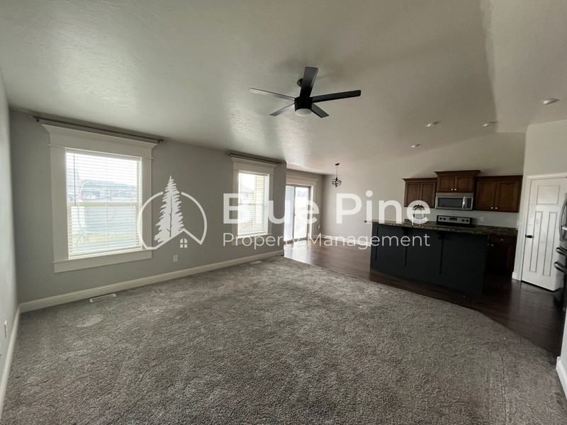 3688 Shale Ave - Photo 3 of 26