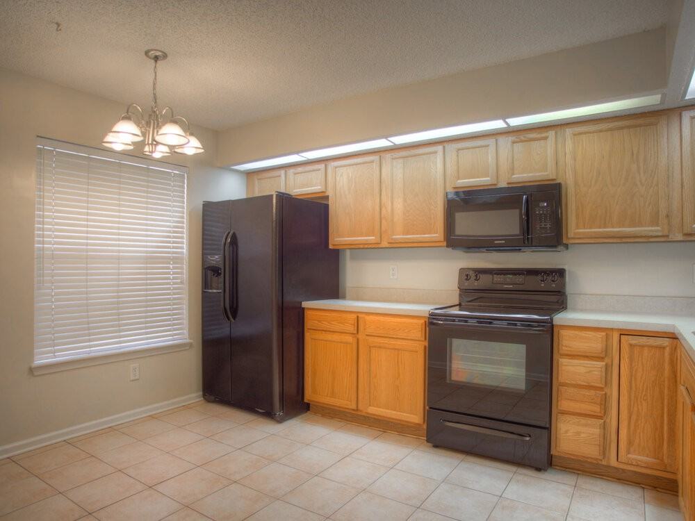 3374 Guernsey Ct - Photo 2 of 13