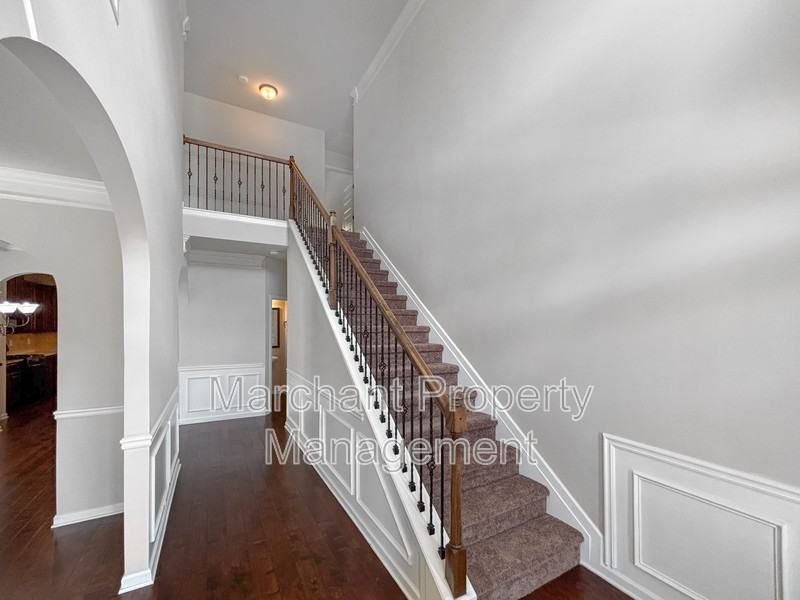 147 Border Ave - Photo 4 of 30