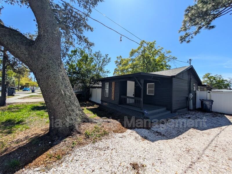 8004 N Boulevard - Photo 2 of 16