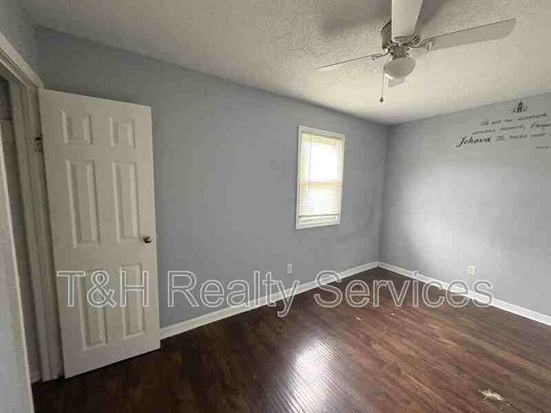 3125 N Gladstone Ave - Photo 5 of 8