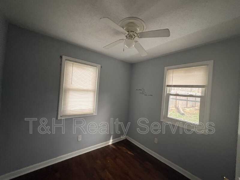 3125 N Gladstone Ave - Photo 7 of 8
