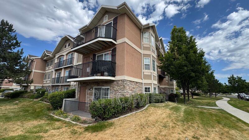 1617 W Treille Ct #I2B - Photo 4 of 16