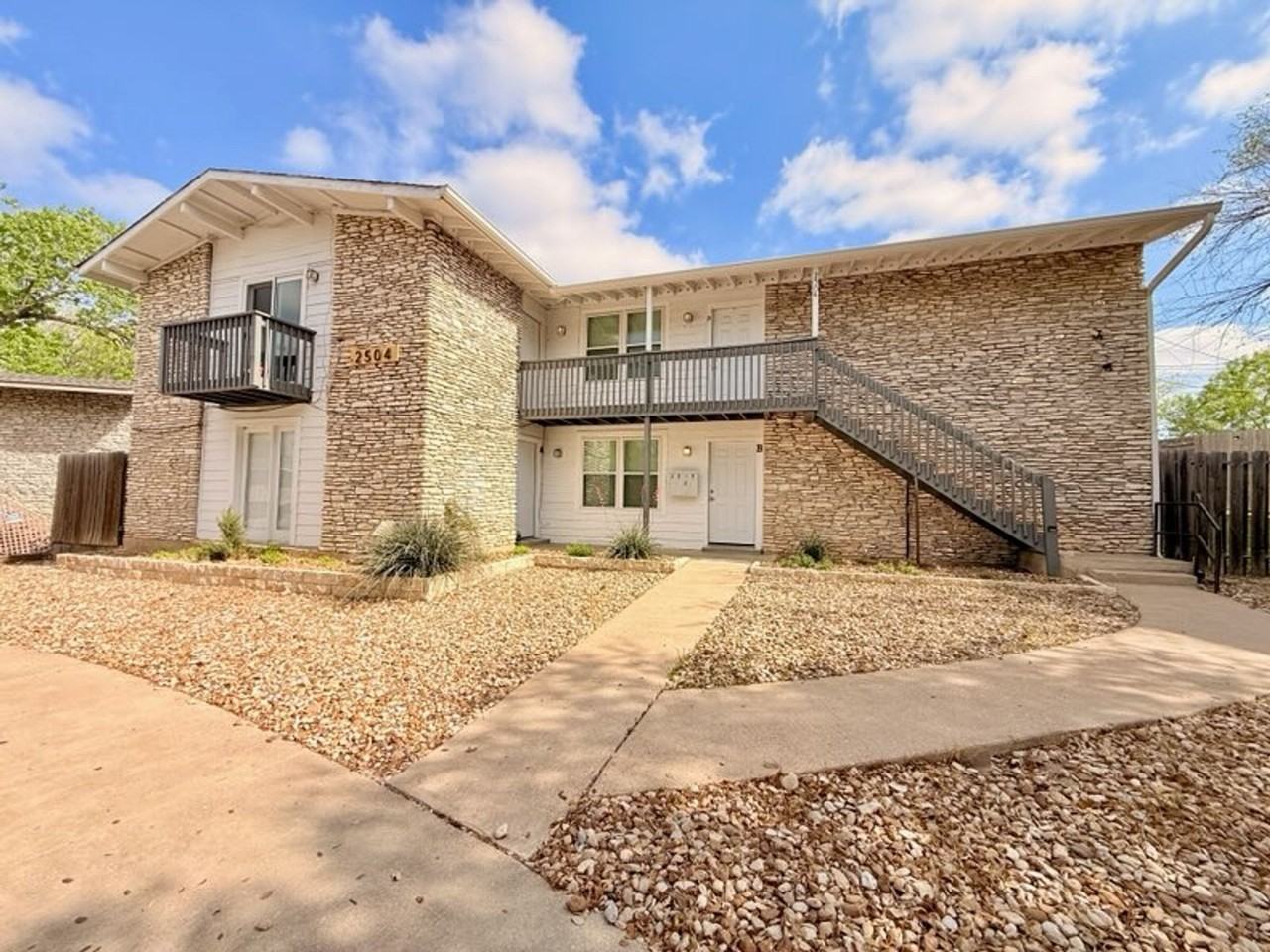 2504 Manor Circle - Photo 2 of 3