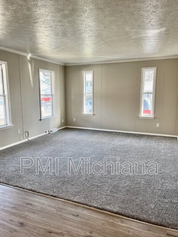 1929 Greenock St - Photo 3 of 20