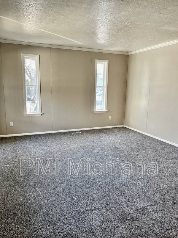 1929 Greenock St - Photo 4 of 20