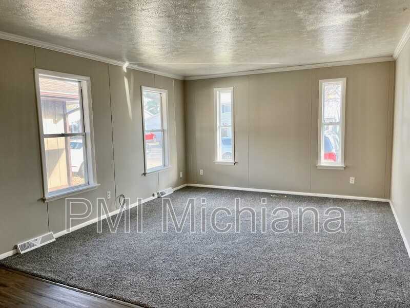 1929 Greenock St - Photo 5 of 20