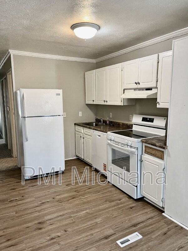 1929 Greenock St - Photo 6 of 20