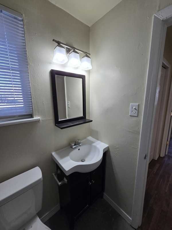 3210 Ellwood Ave #D - Photo 2 of 9