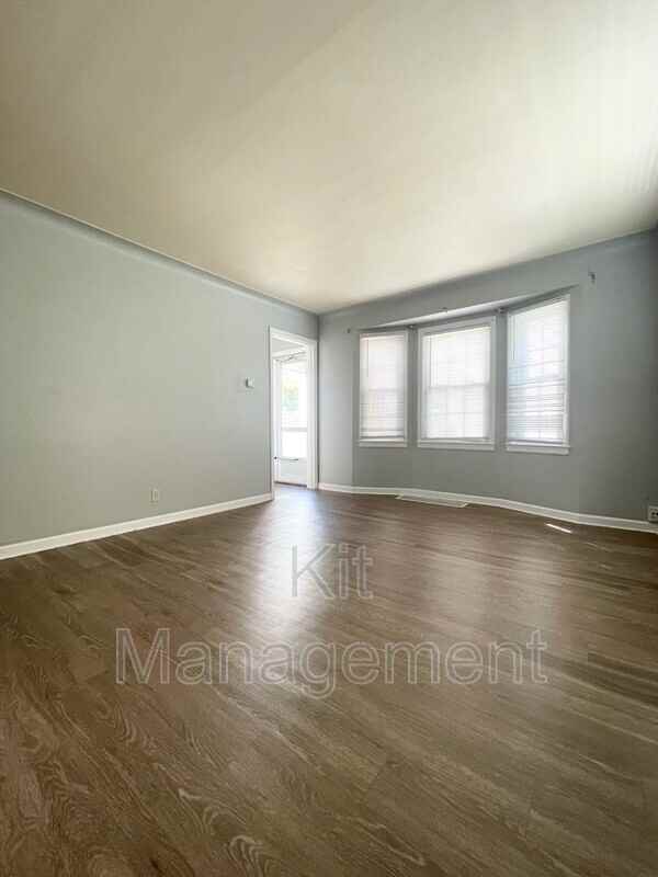 2114 Berdan Ave - Photo 2 of 7