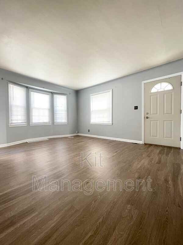 2114 Berdan Ave - Photo 3 of 7