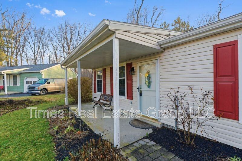 136 Brookfield Ct - Photo 2 of 36