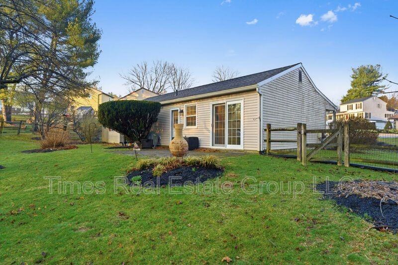 136 Brookfield Ct - Photo 3 of 36