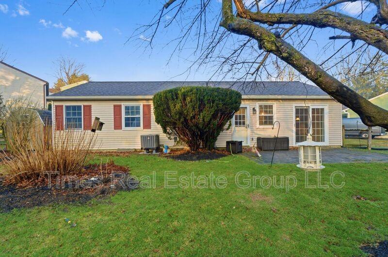 136 Brookfield Ct - Photo 4 of 36