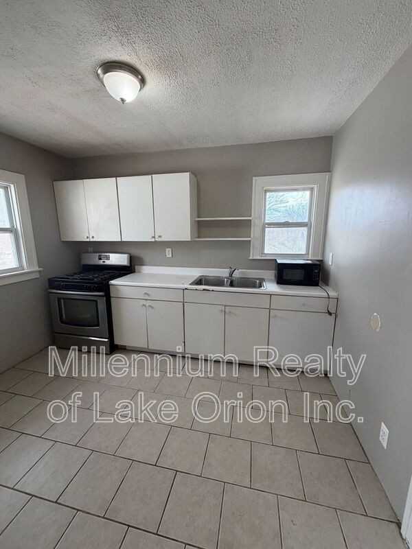 140 Summit St #2 - Photo 2 of 5