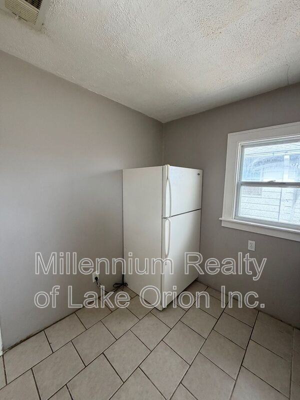 140 Summit St #2 - Photo 3 of 5