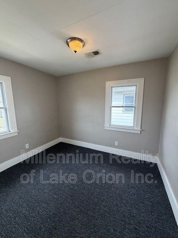 140 Summit St #2 - Photo 4 of 5