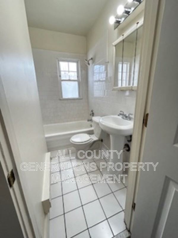 2932 S Moreland Blvd #2 - Photo 3 of 7