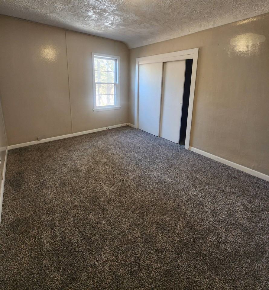 127 E Anderson St Uppr - Photo 2 of 12