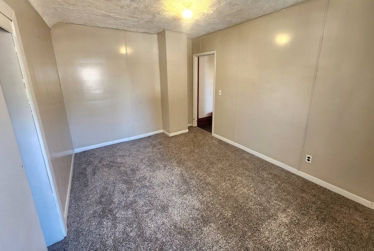 127 E Anderson St Uppr - Photo 3 of 12