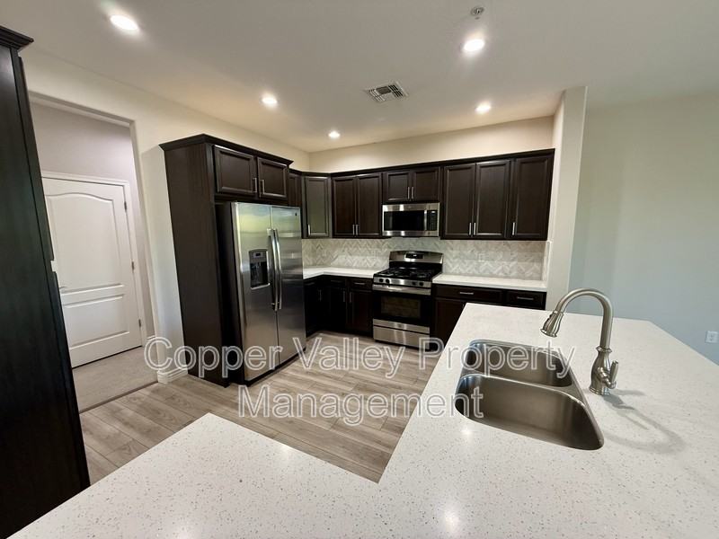 2425 W Bronco Butte Trl