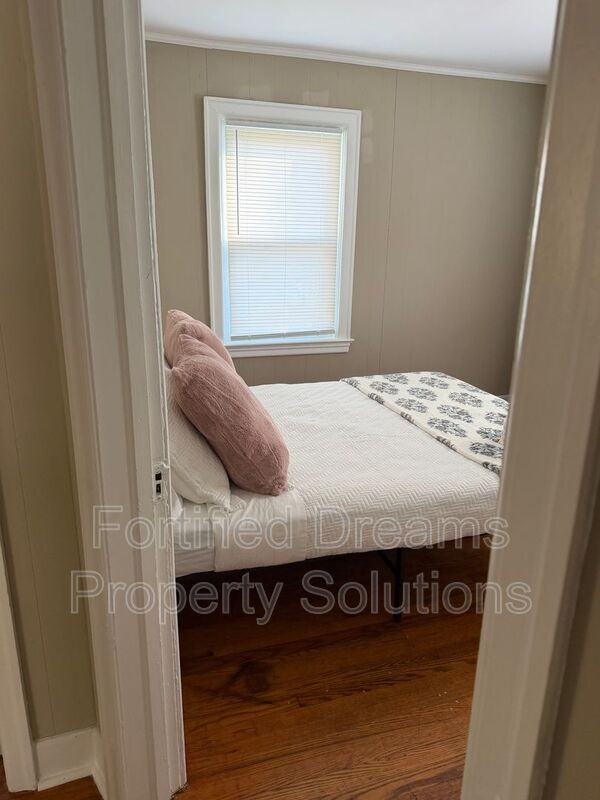 2203 Maywood St - Photo 7 of 36