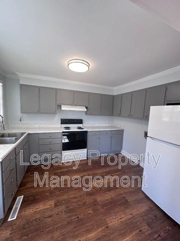 408 Tenth St - Photo 6 of 13