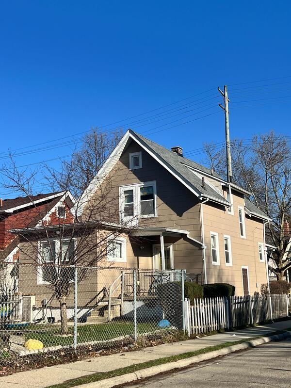 822 Dewey Ave - Photo 4 of 26