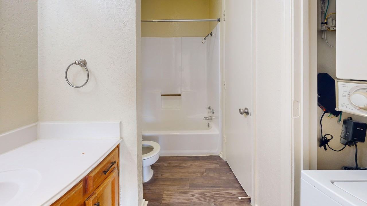 Prairie Oaks Apartments - Photo 5 of 7