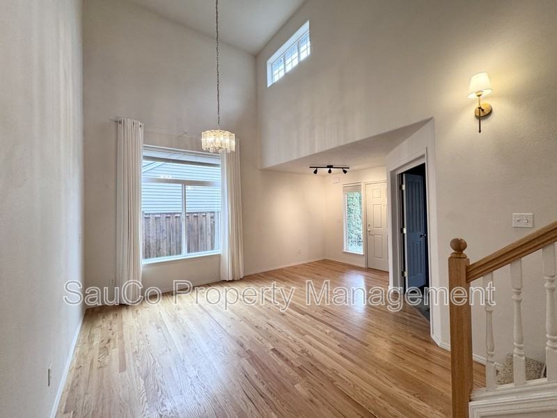 2568 Ne 9th Dr - Photo 3 of 30