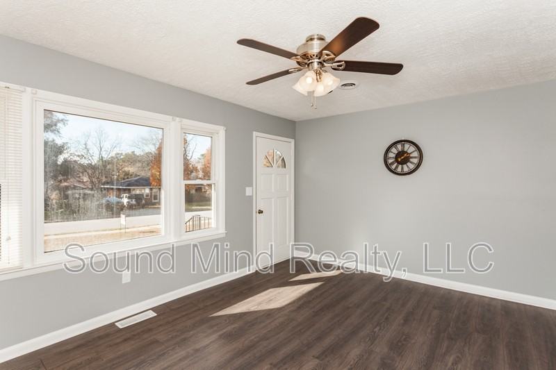 704 E Joyner St - Photo 3 of 25